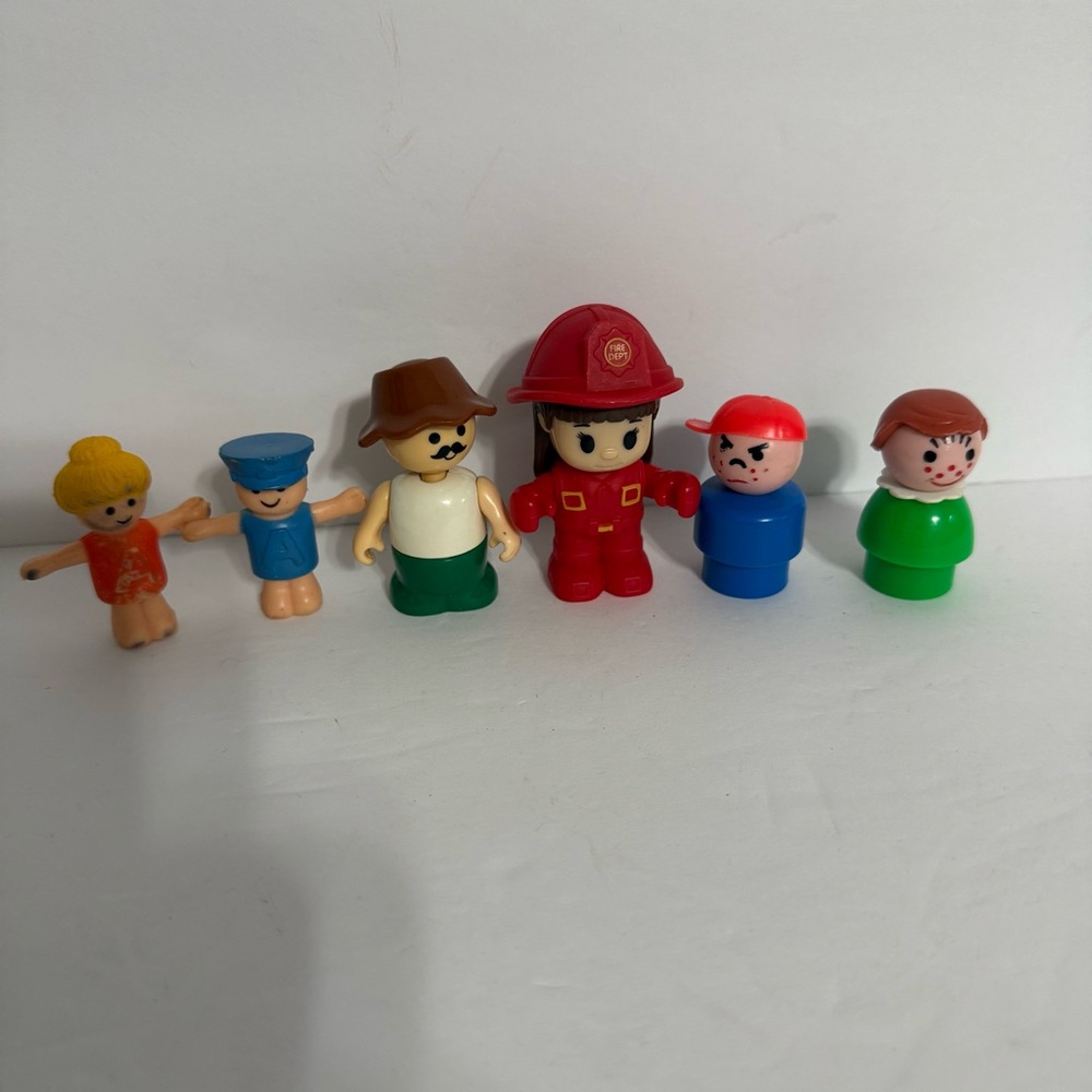 Vintage Unmarked Little People And Playskool Lil Playmates